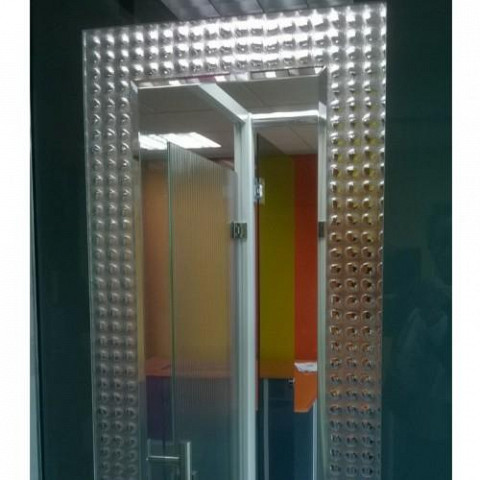 "Miroir, joli Miroir..."